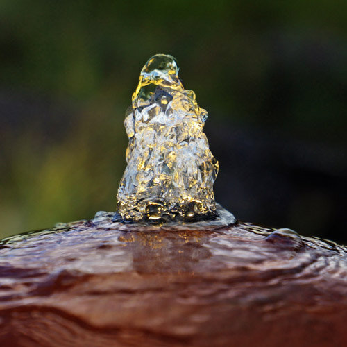 Bei Dunkelheit wird die tanzende Fontäne des Springbrunnens durch die im Wasserauslass integrierte LED-Beleuchtung stimmungsvoll beleuchtet.